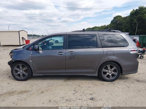 2017 TOYOTA SIENNA SE PREMIUM 8 PASSENGER