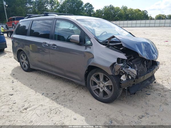 2017 TOYOTA SIENNA SE PREMIUM 8 PASSENGER