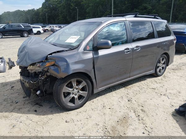 2017 TOYOTA SIENNA SE PREMIUM 8 PASSENGER