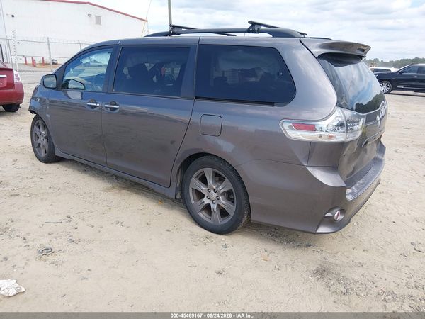2017 TOYOTA SIENNA SE PREMIUM 8 PASSENGER