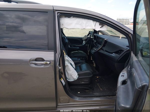 2017 TOYOTA SIENNA SE PREMIUM 8 PASSENGER