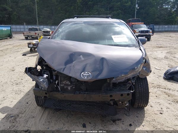 2017 TOYOTA SIENNA SE PREMIUM 8 PASSENGER