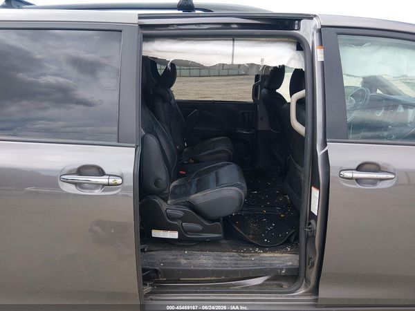 2017 TOYOTA SIENNA SE PREMIUM 8 PASSENGER