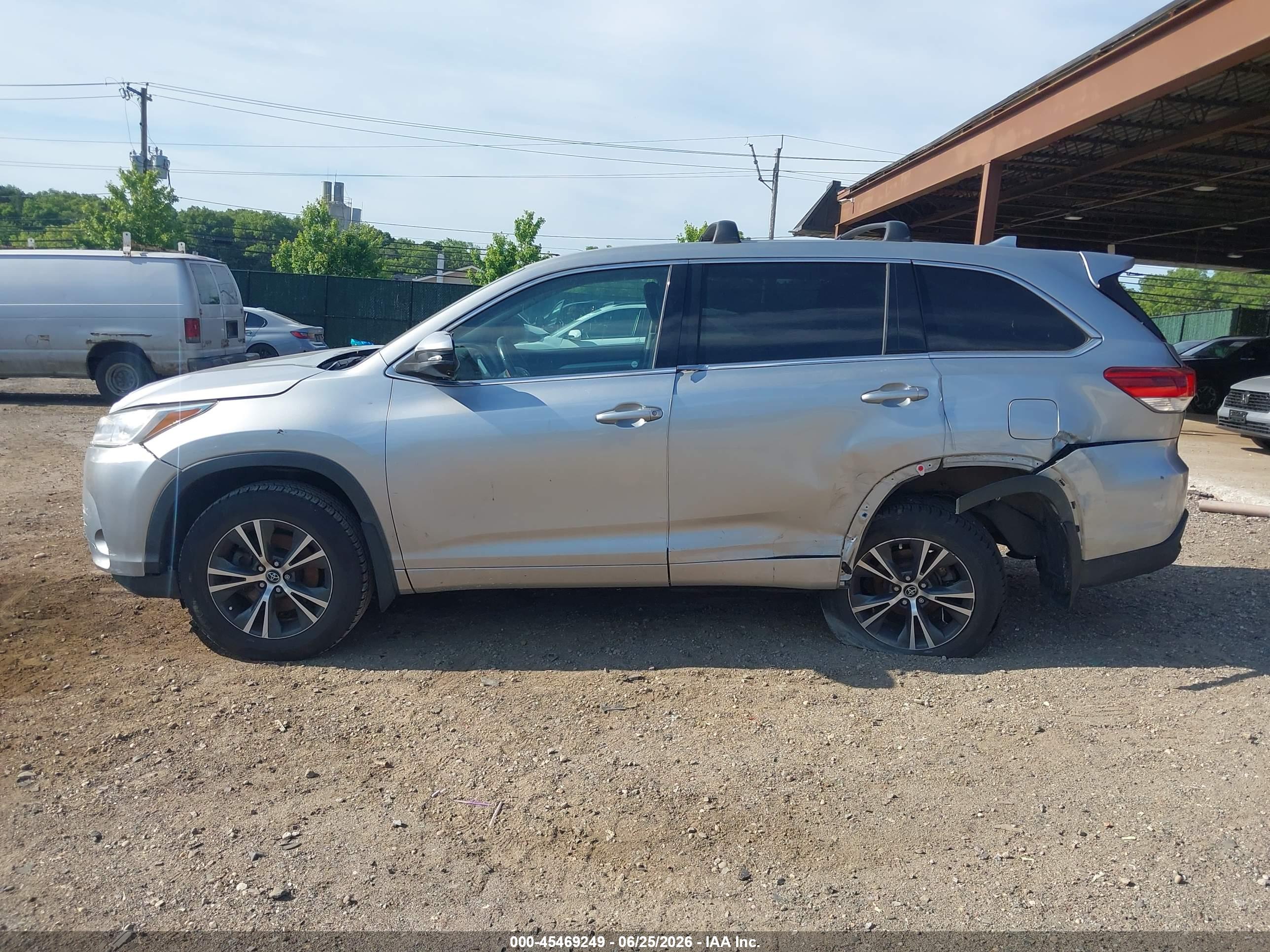 2017 TOYOTA HIGHLANDER LE PLUS