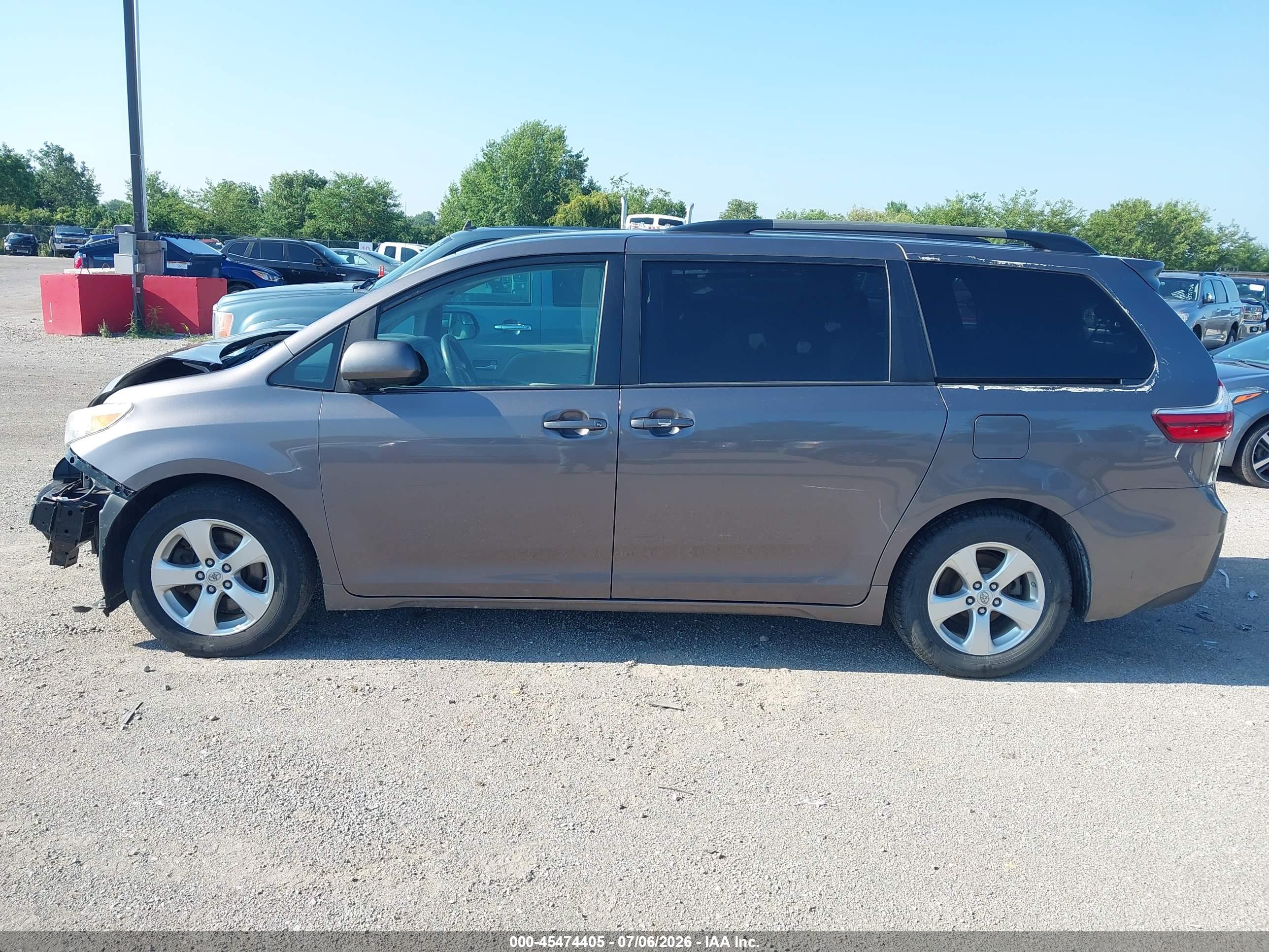 2016 TOYOTA SIENNA LE 8 PASSENGER