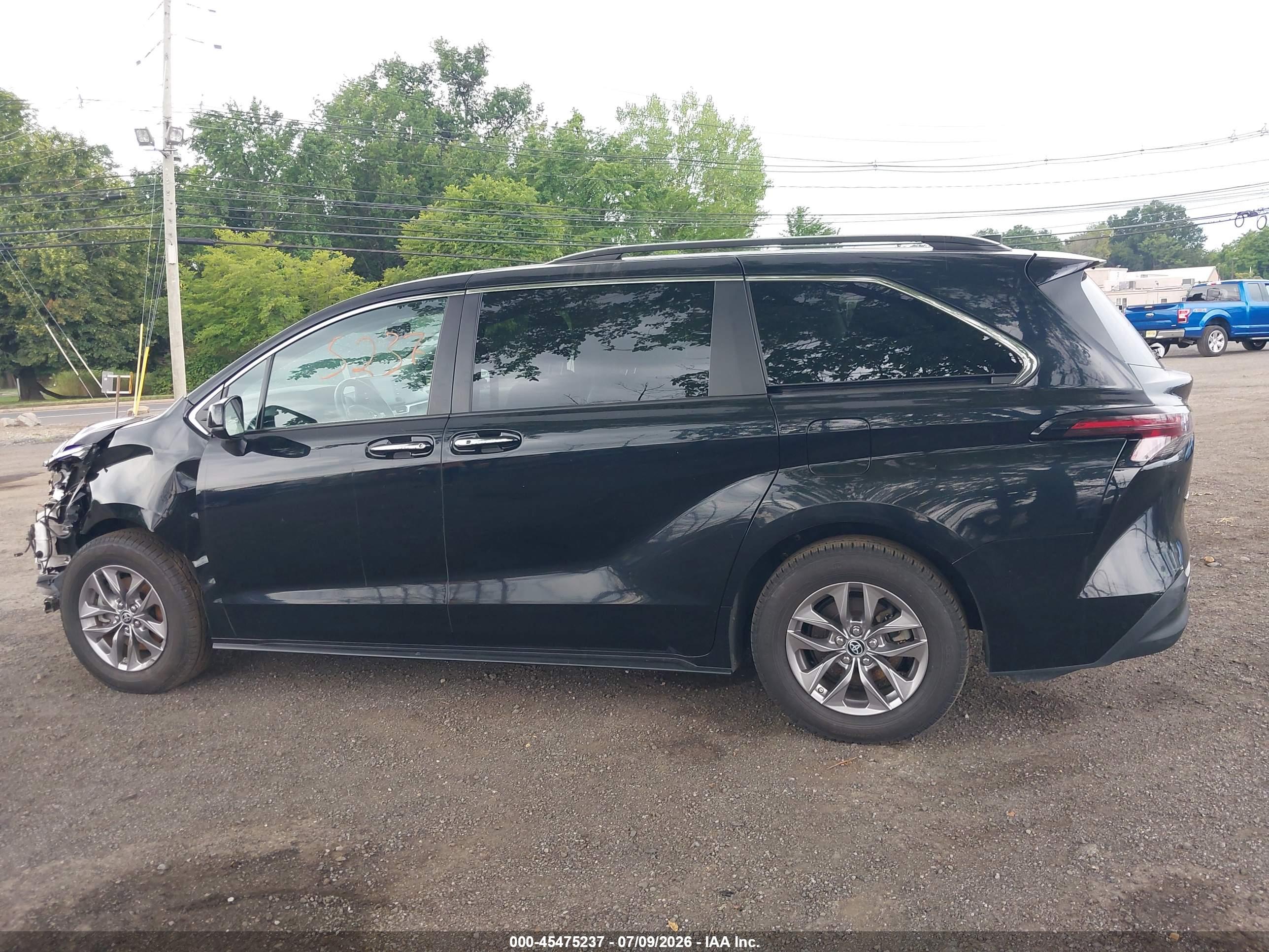 2023 TOYOTA SIENNA XLE