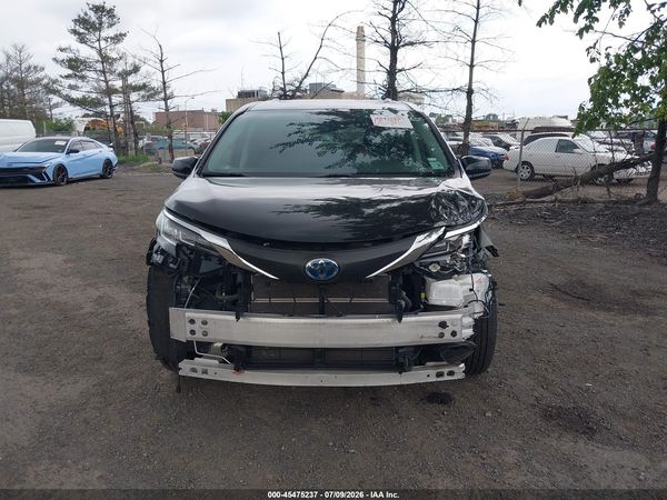 2023 TOYOTA SIENNA XLE