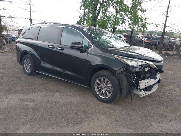 2023 TOYOTA SIENNA XLE