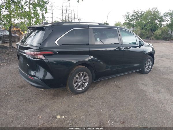 2023 TOYOTA SIENNA XLE