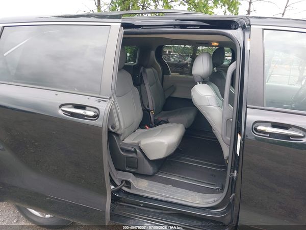 2023 TOYOTA SIENNA XLE