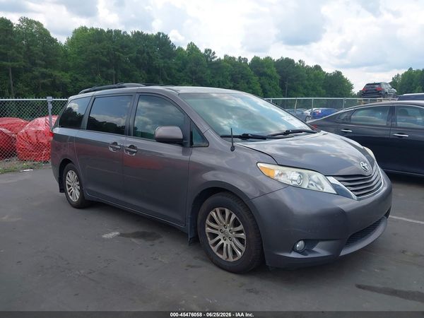 2013 TOYOTA SIENNA XLE V6 8 PASSENGER — I1
