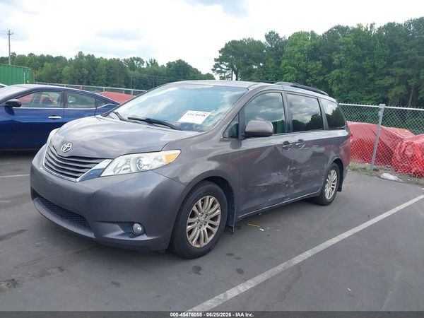 2013 TOYOTA SIENNA — I2
