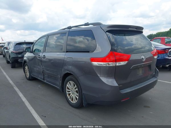 2013 TOYOTA SIENNA XLE V6 8 PASSENGER — I3