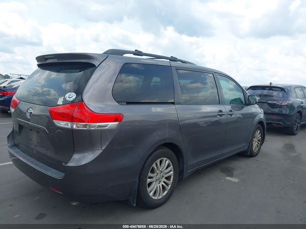 2013 TOYOTA SIENNA XLE V6 8 PASSENGER — I4