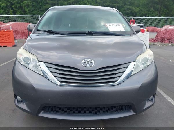 2013 TOYOTA SIENNA XLE V6 8 PASSENGER — I115