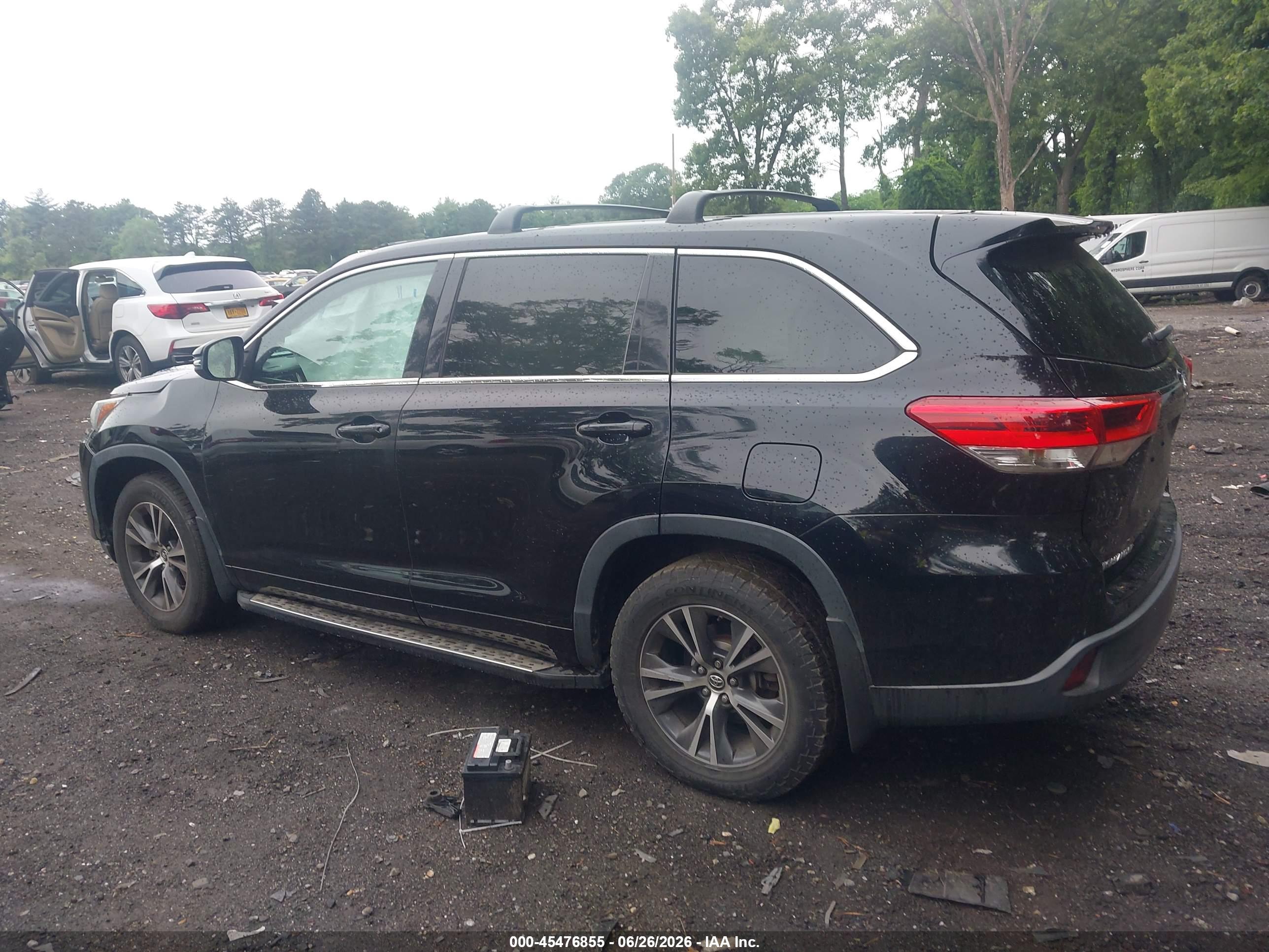 2017 TOYOTA HIGHLANDER LE