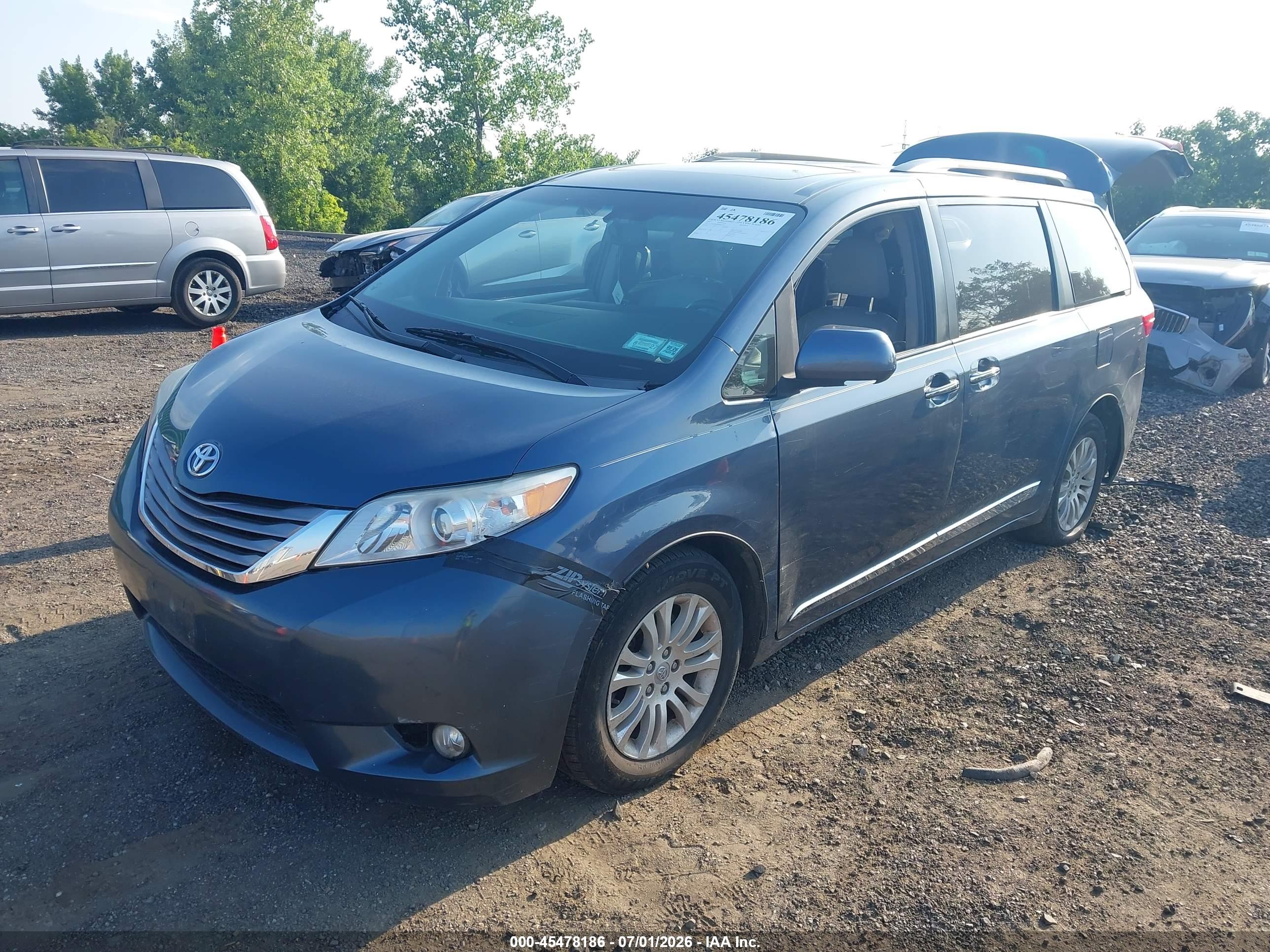 2017 TOYOTA SIENNA XLE 8 PASSENGER — I2