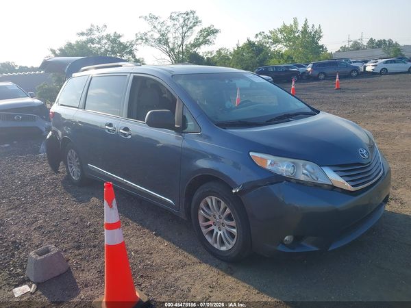 2017 TOYOTA SIENNA XLE 8 PASSENGER — I1
