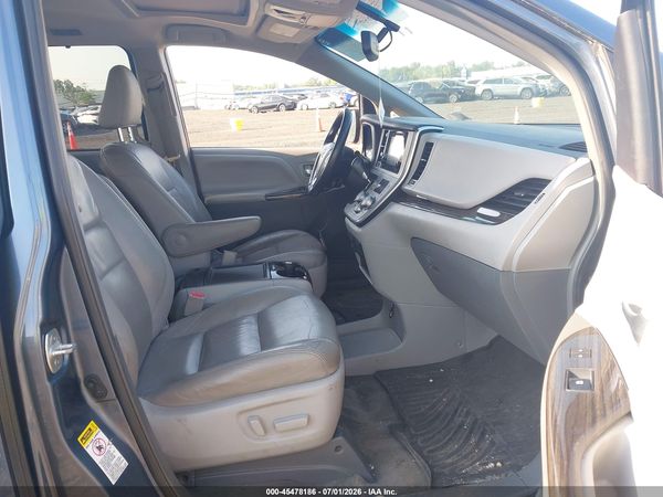 2017 TOYOTA SIENNA XLE 8 PASSENGER — I5