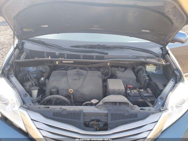 2017 TOYOTA SIENNA XLE 8 PASSENGER — I10