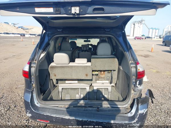 2017 TOYOTA SIENNA XLE 8 PASSENGER — I119
