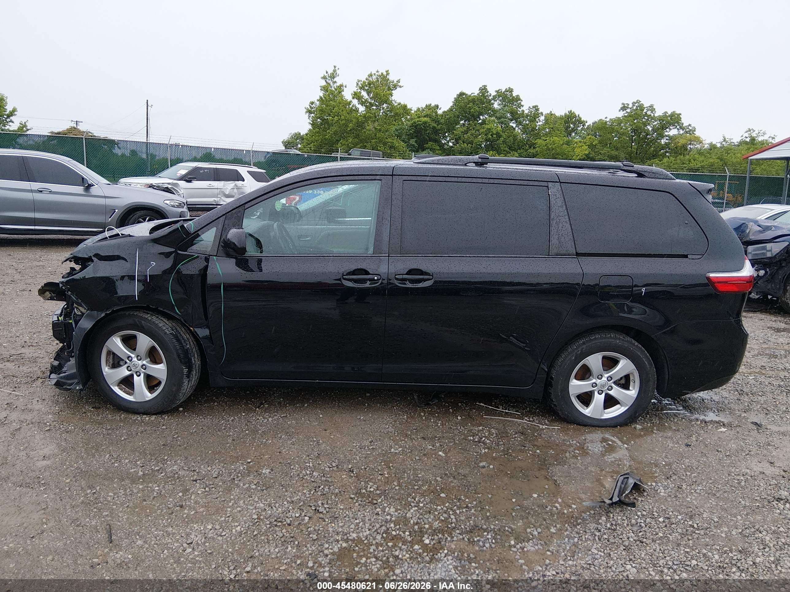 2017 TOYOTA SIENNA LE 8 PASSENGER