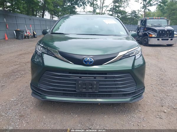 2022 TOYOTA SIENNA LE