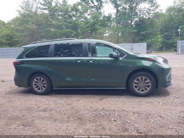 2022 TOYOTA SIENNA LE