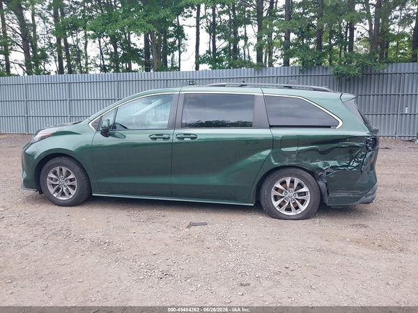 2022 TOYOTA SIENNA LE