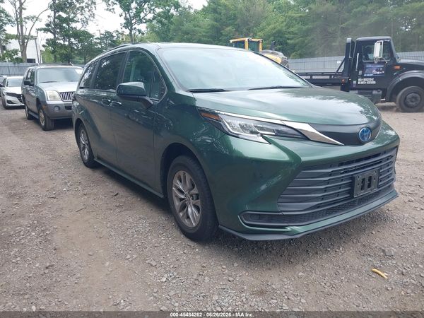 2022 TOYOTA SIENNA LE