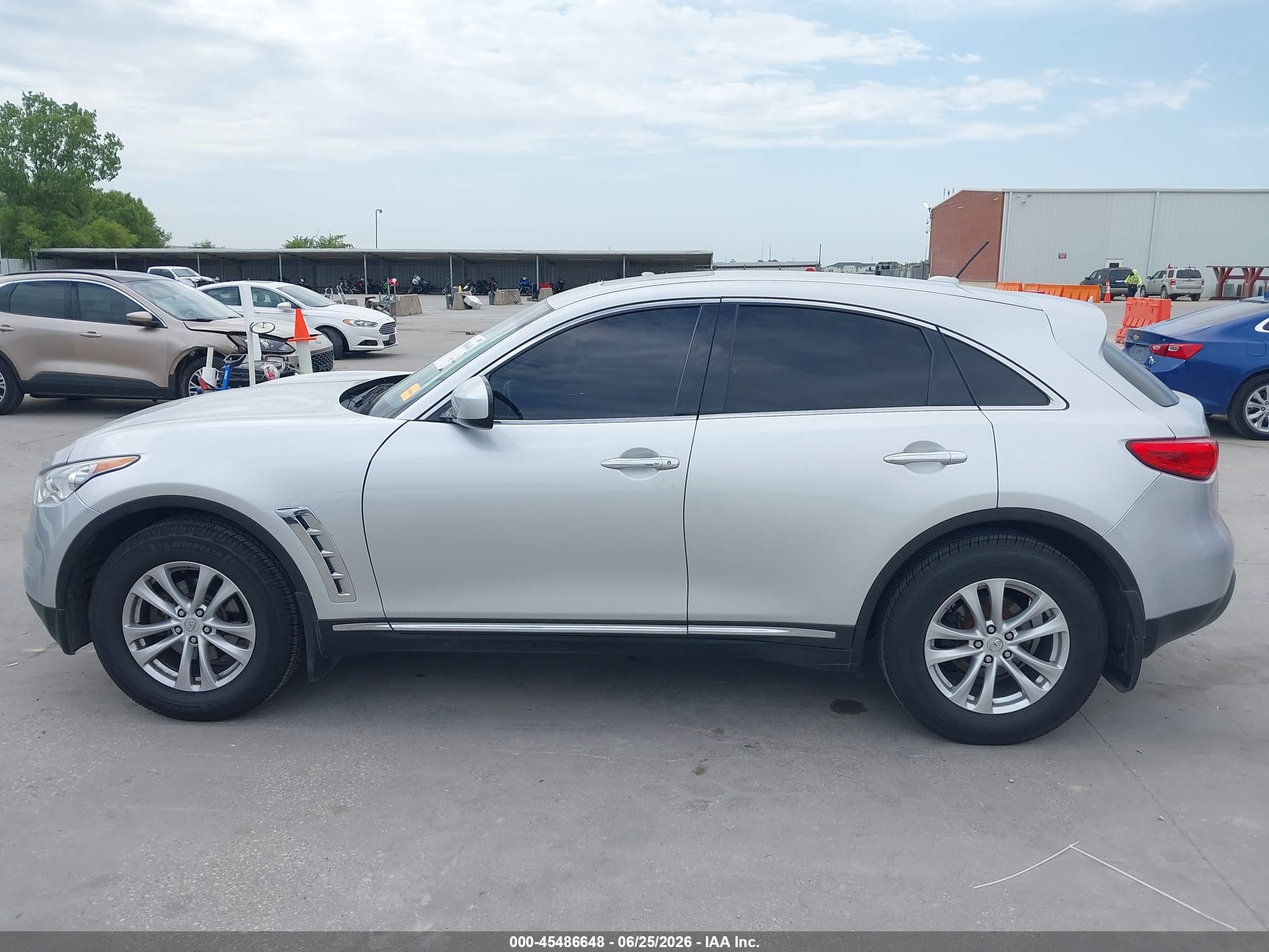 2016 INFINITI QX70