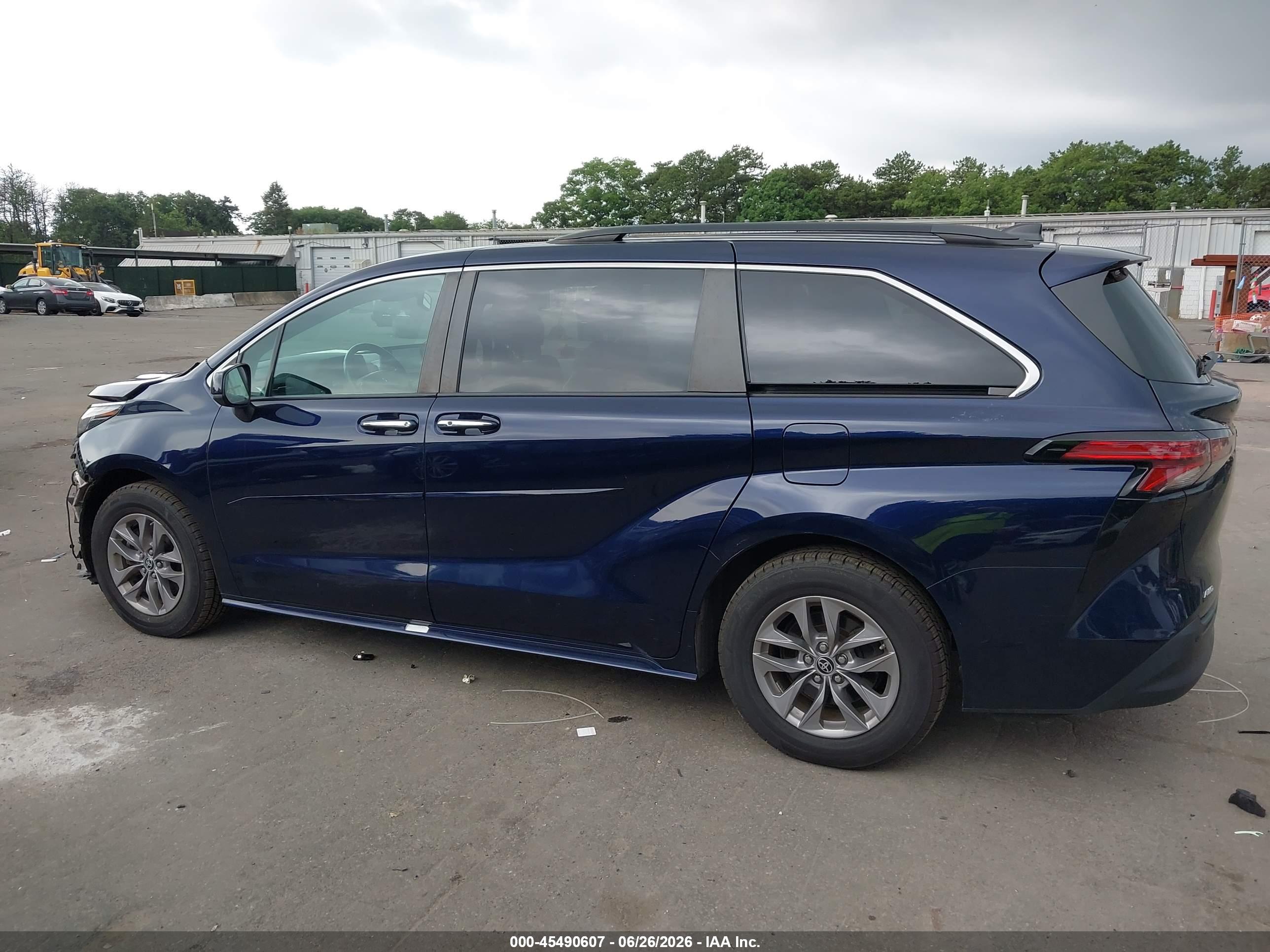 2022 TOYOTA SIENNA XLE