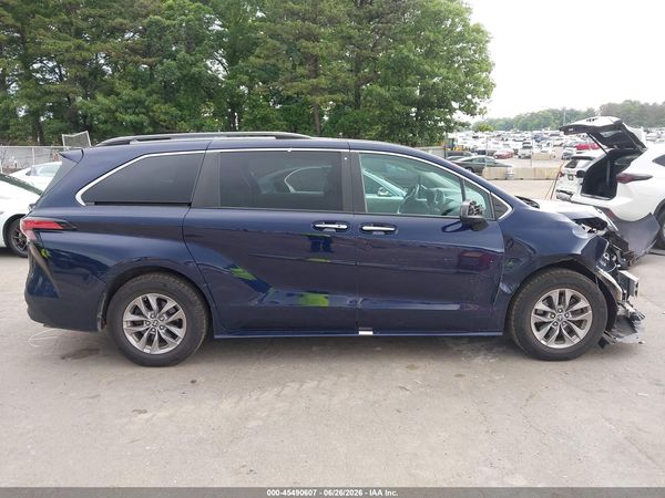 2022 TOYOTA SIENNA XLE