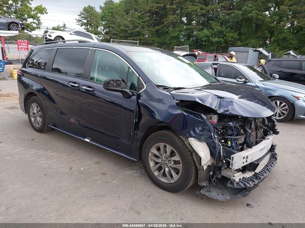 2022 TOYOTA SIENNA XLE