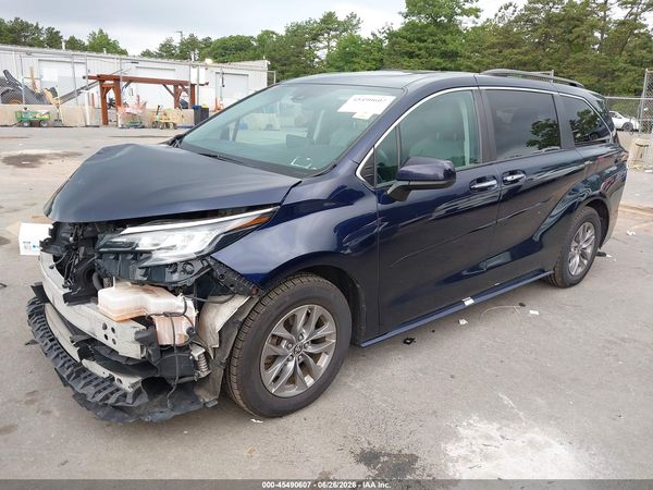 2022 TOYOTA SIENNA XLE