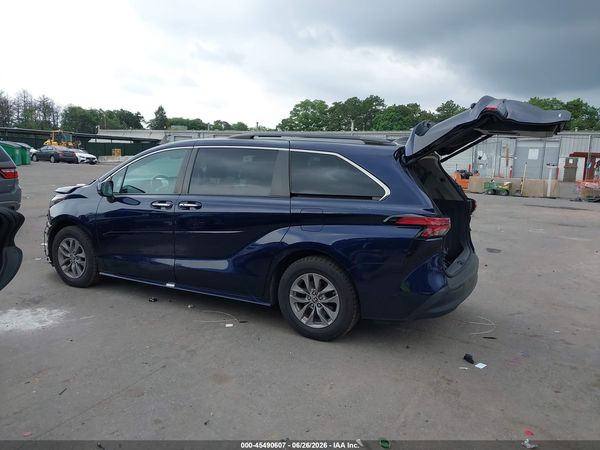 2022 TOYOTA SIENNA XLE