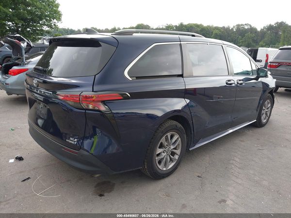 2022 TOYOTA SIENNA XLE