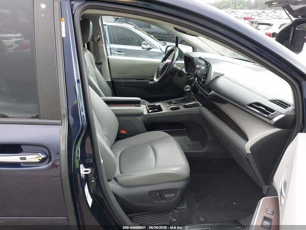 2022 TOYOTA SIENNA XLE