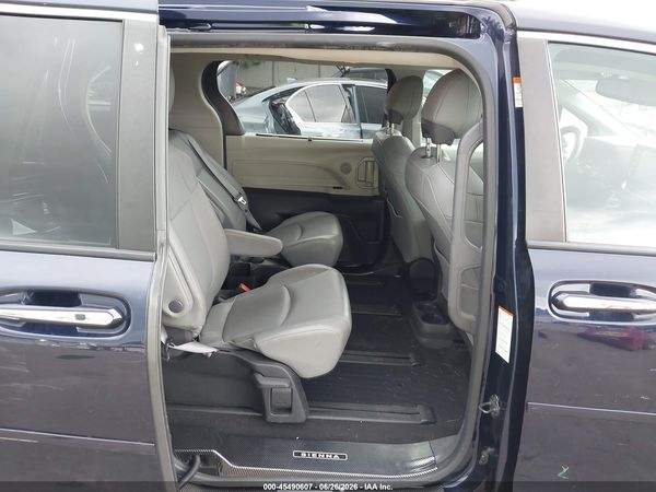 2022 TOYOTA SIENNA XLE