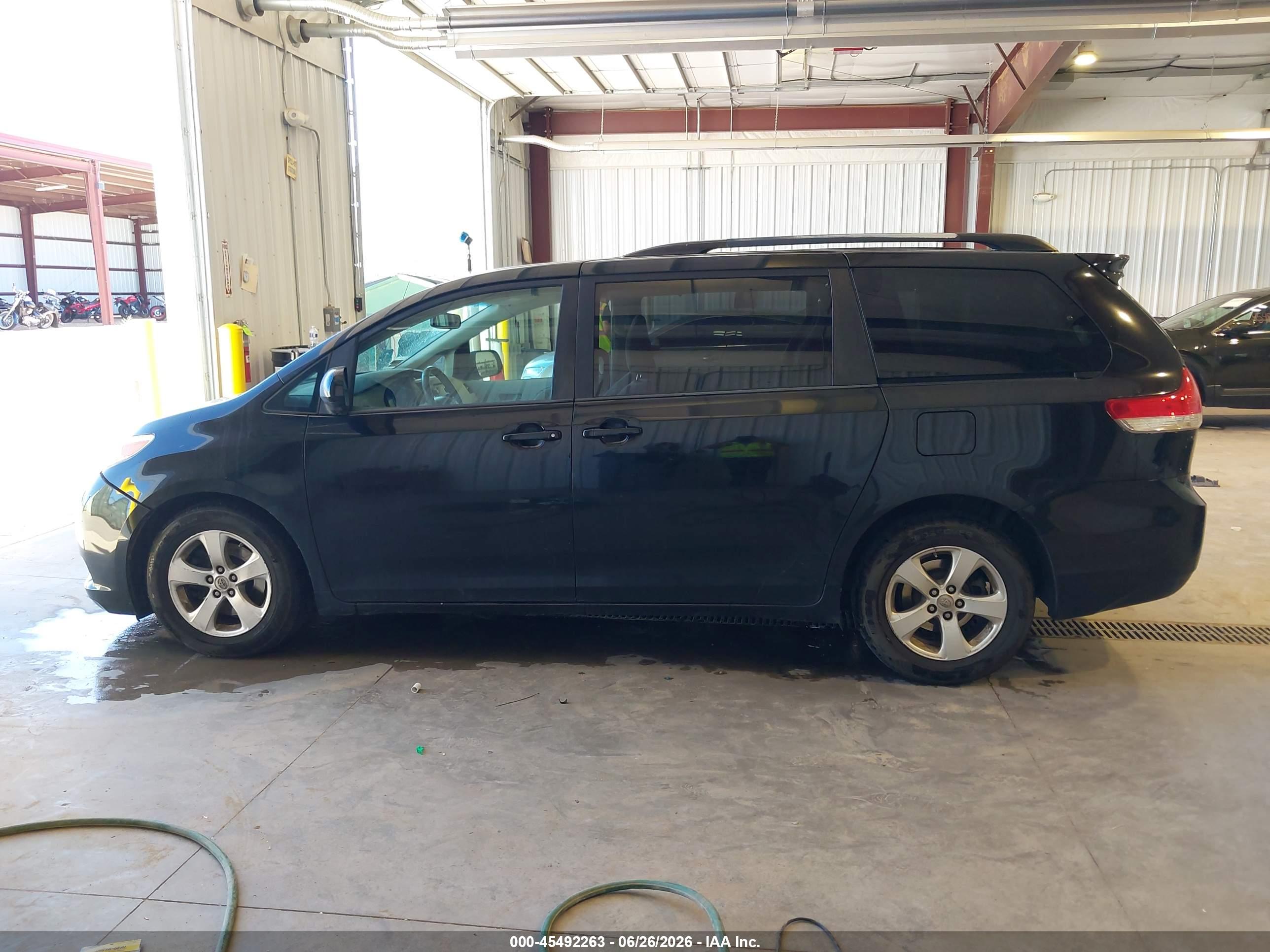 2014 TOYOTA SIENNA LE V6 8 PASSENGER