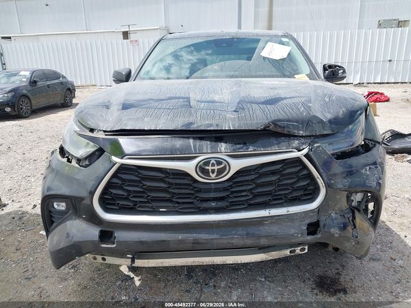 2022 TOYOTA HIGHLANDER LE