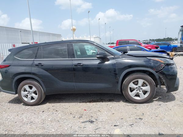 2022 TOYOTA HIGHLANDER LE