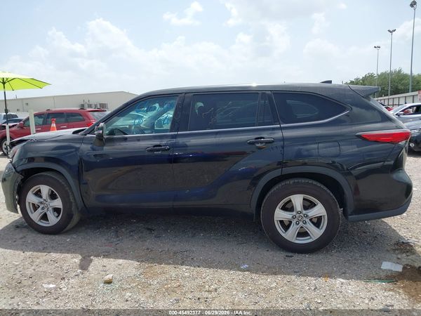 2022 TOYOTA HIGHLANDER LE