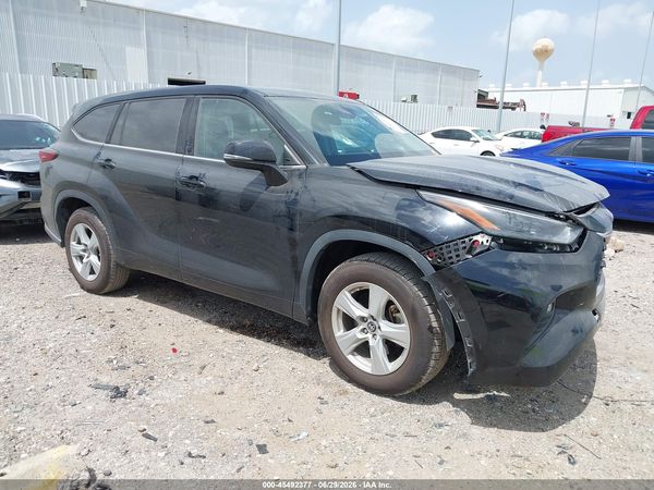 2022 TOYOTA HIGHLANDER LE