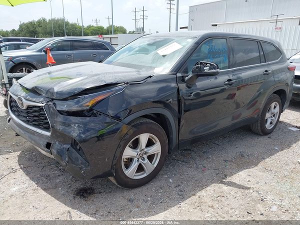 2022 TOYOTA HIGHLANDER LE