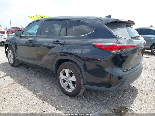2022 TOYOTA HIGHLANDER LE