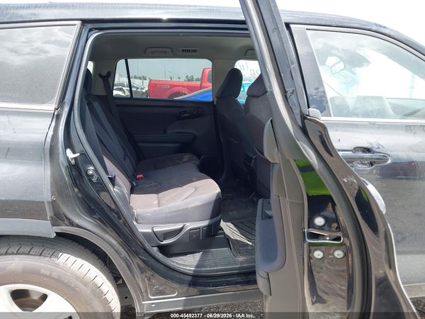 2022 TOYOTA HIGHLANDER LE