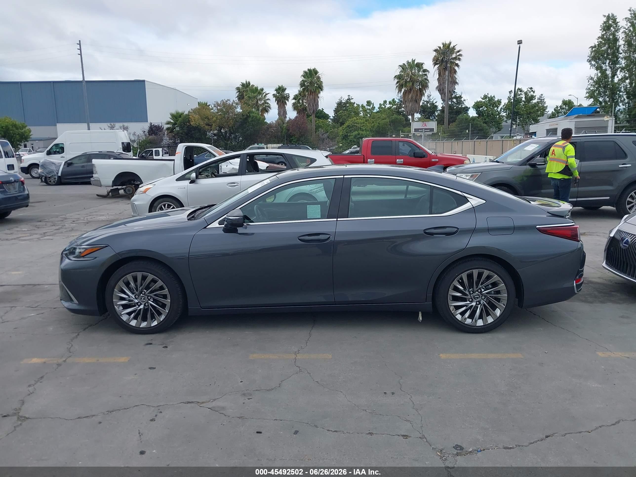 2025 LEXUS ES 300H LUXURY