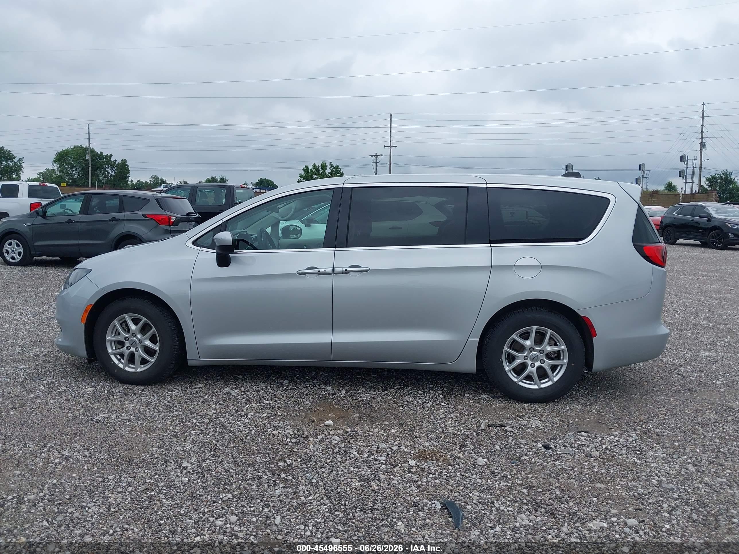 2022 CHRYSLER VOYAGER LX