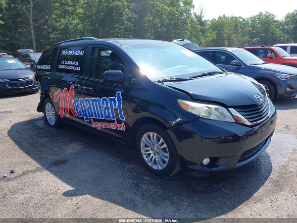 2017 TOYOTA SIENNA XLE 8 PASSENGER — I1